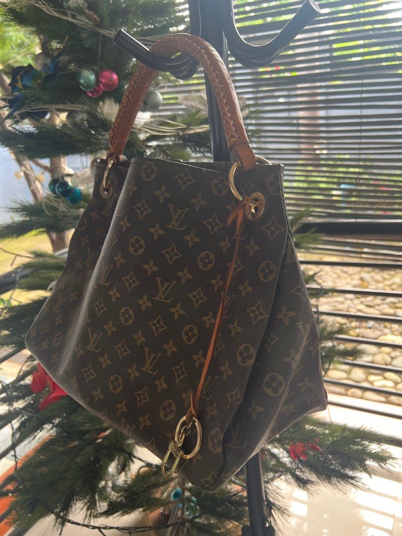 Louis Vuitton Artsy MM (Category: Luxury Bags & Wallets) located in Santiago. Submitted by mariesimon (Listing ID 1346925335, Image 3). Description: Gold hardware With date code Missing one foot (see last photo).