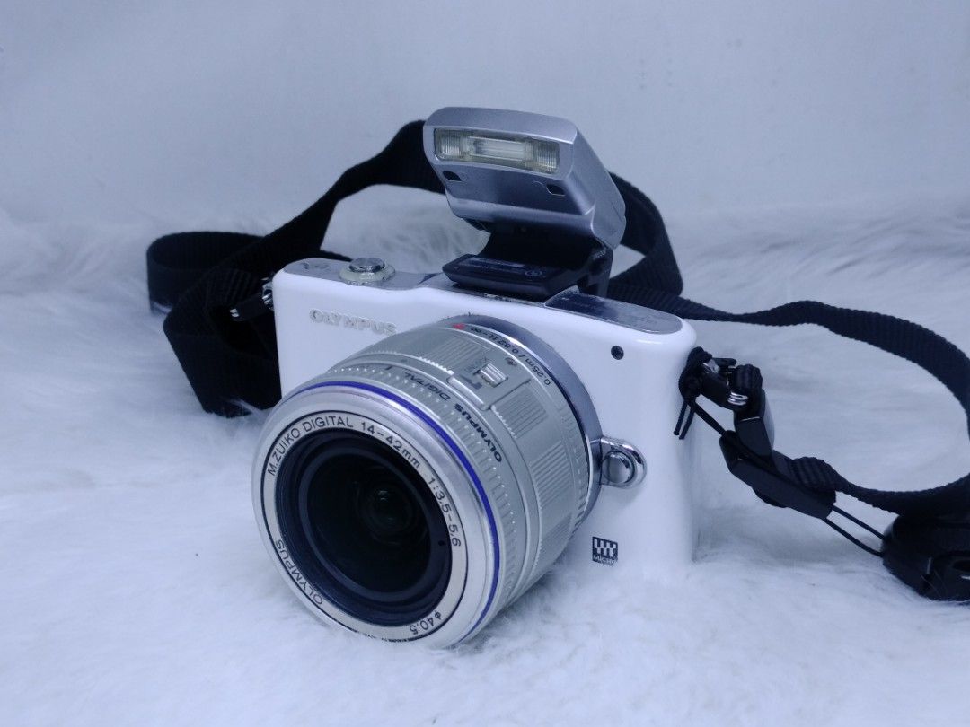 olympus epm1 with 14-42mm lens mirrorless (Category: Cameras) located in Manila. Submitted by ultimogizmos (Listing ID 1347029952, Image 2). Description: olympus epm1 with 14-42mm lens mirrorless Fast Shutter Response. Never miss a shot again with the E-PM1's Fast Shutter Response time of less than 60 milliseconds. The TruePic VI feature allows for reduced shot-to-shot time by shortening the black-out time between shots. Professional Audio Sound 