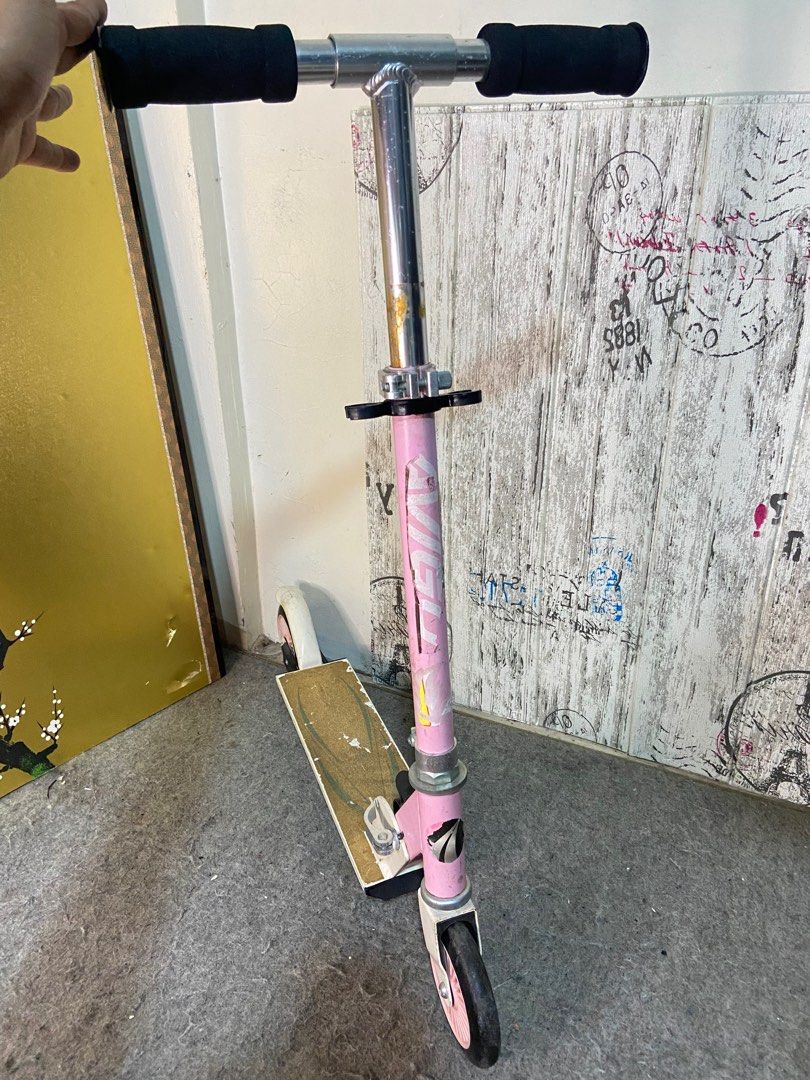 ORIGINAL AVIGO BRAND KICK SCOOTER (Category: Skates, Rollerblades & Scooters) located in Valenzuela. Submitted by dkjapansurplus (Listing ID 1346994411, Image 2). Description: 🇯🇵IMPORTED FROM JAPAN ORIGINAL AVIGO BRAND KICK SCOOTER 🇯🇵 🎯 SOLID ALOY BODY 🎯BACK WHEELS BREAKS 🎯FOLDABLE 🎯 ADJUSTABLE HANDLE 🎯 HEAVY DUTY NO ISSUE.. MINIMAL MARK OF USAGE ‼️ .