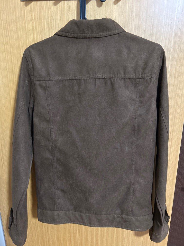 Pull & Bear Suede Jacket (Category: Coats, Jackets and Outerwear) located in Singapore. Submitted by jerald_yeo (Listing ID 1346982572, Image 3). Description: Colour: Brown Material: Suede.