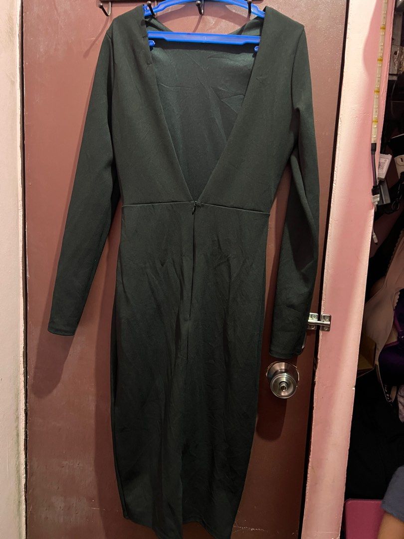 Sexy back Formal Black Dress (Category: Dresses) located in Manila. Submitted by cha0722 (Listing ID 1347039387, Image 2). Description: Formal Black dress Can be used for office wear Below the knee Open back B: 32in W: 26in Length: 42in.