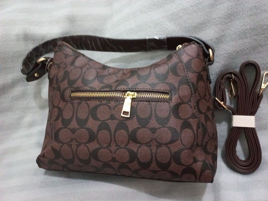Tas Coach size 26×18cm (Kategori: Tas & Dompet Wanita) berada di Jakarta Pusat. Dikirim oleh ummi.karim (ID iklan 1346971905, Gambar 2). Deskripsi: Tas Coach size 26×18cm Mirror #coachbag #brandedbag #tasbranded #tascoach #shoulderbag #slingbag kondisi Tas baru Mirror banget yaa.