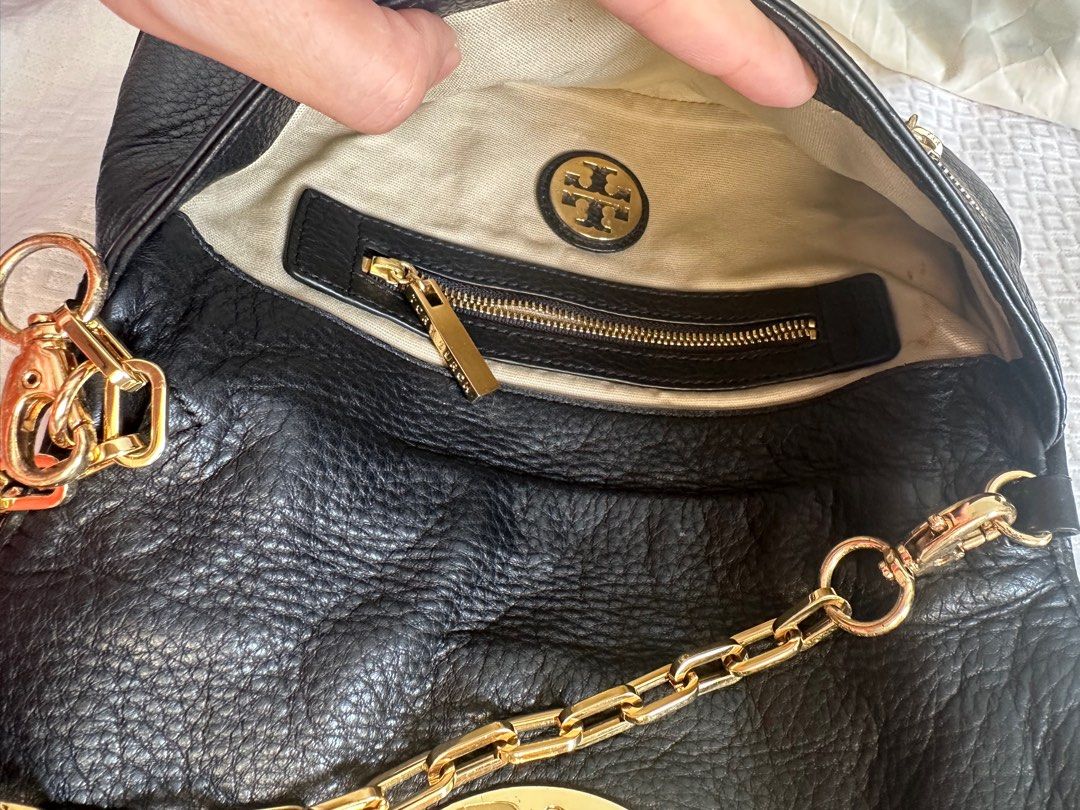 Tory Burch (Category: Luxury Bags & Wallets) located in San Fernando. Submitted by AuthenticFindsbylei (Listing ID 1346886772, Image 3). Description: Very Good Condition!💕.