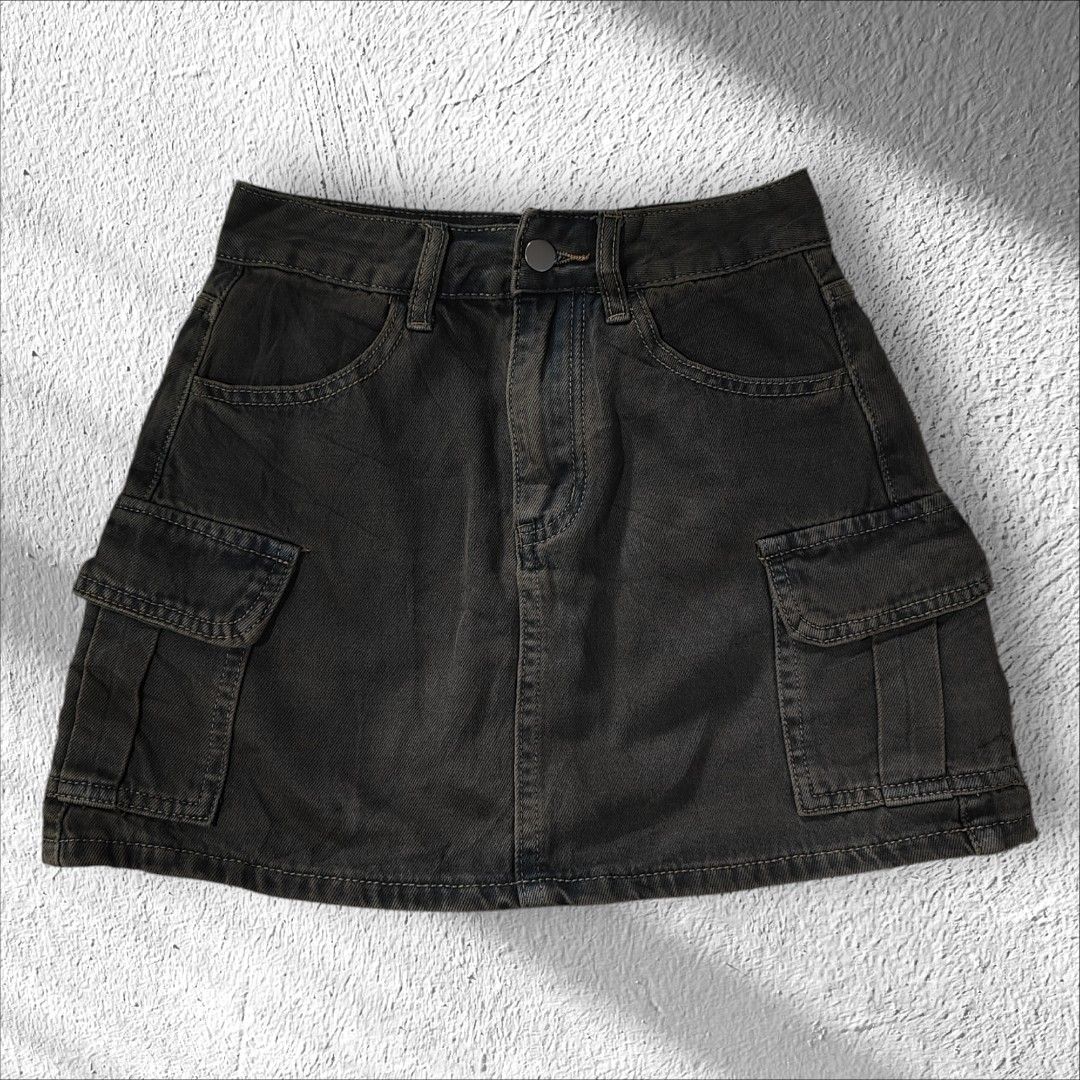 Vintage Gray Cargo Skirt with inner (Category: Skirts) located in Caloocan City. Submitted by wt.ph (Listing ID 1346893771, Image 1). Description: PREMIUM COLLECTION ✨ • Size 26 • NO WHEN WORN READ !! - in good condition - MOP : GCASH or UB bank transfer ( Payment first ) - MOD : J&t / Lalamove 💸 Last price posted. No to lowballers 💸.