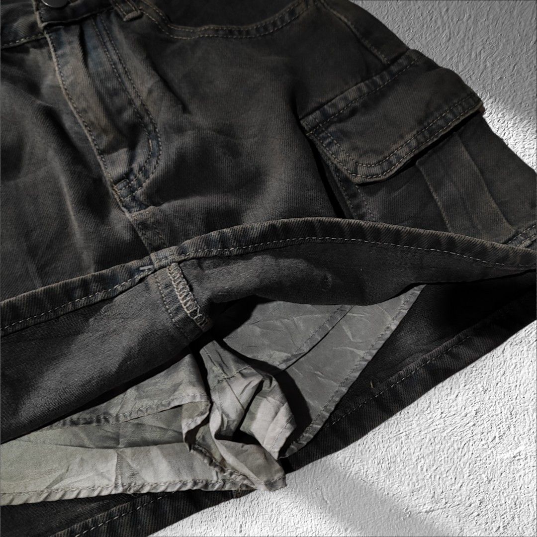Vintage Gray Cargo Skirt with inner (Category: Skirts) located in Caloocan City. Submitted by wt.ph (Listing ID 1346893771, Image 3). Description: PREMIUM COLLECTION ✨ • Size 26 • NO WHEN WORN READ !! - in good condition - MOP : GCASH or UB bank transfer ( Payment first ) - MOD : J&t / Lalamove 💸 Last price posted. No to lowballers 💸.