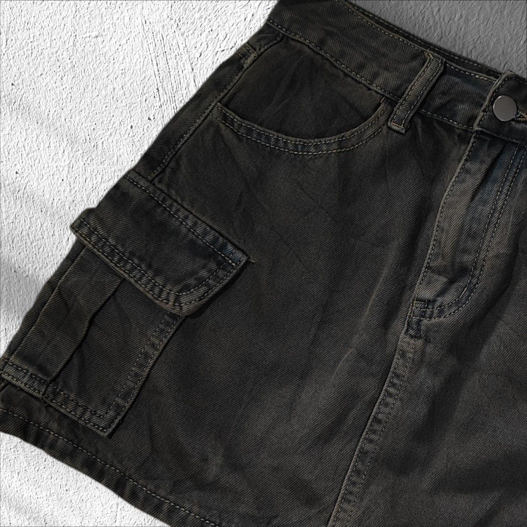 Vintage Gray Cargo Skirt with inner (Category: Skirts) located in Caloocan City. Submitted by wt.ph (Listing ID 1346893771, Image 2). Description: PREMIUM COLLECTION ✨ • Size 26 • NO WHEN WORN READ !! - in good condition - MOP : GCASH or UB bank transfer ( Payment first ) - MOD : J&t / Lalamove 💸 Last price posted. No to lowballers 💸.
