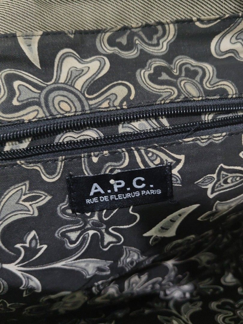 APC (Category: Luxury Bags & Wallets) located in Davao. Submitted by daneyvintage (Listing ID 1347230550, Image 3). Description: sign of usage please check last 2 photos for issue.