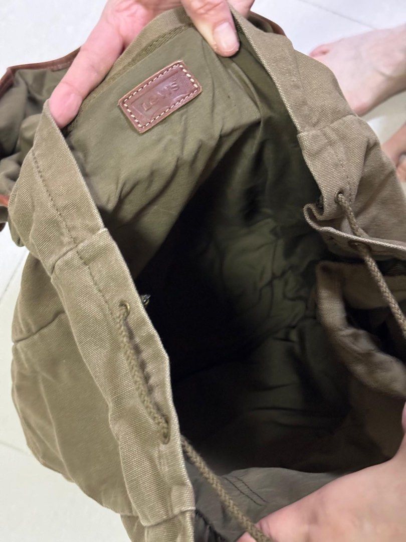 Backpack （分類：背包）位於 Hong Kong。 由 ericaleehun 提交（商品編號 1347131868，圖片 4）。簡介： 背包。
