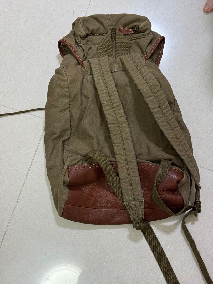 Backpack （分類：背包）位於 Hong Kong。 由 ericaleehun 提交（商品編號 1347131868，圖片 3）。簡介： 背包。
