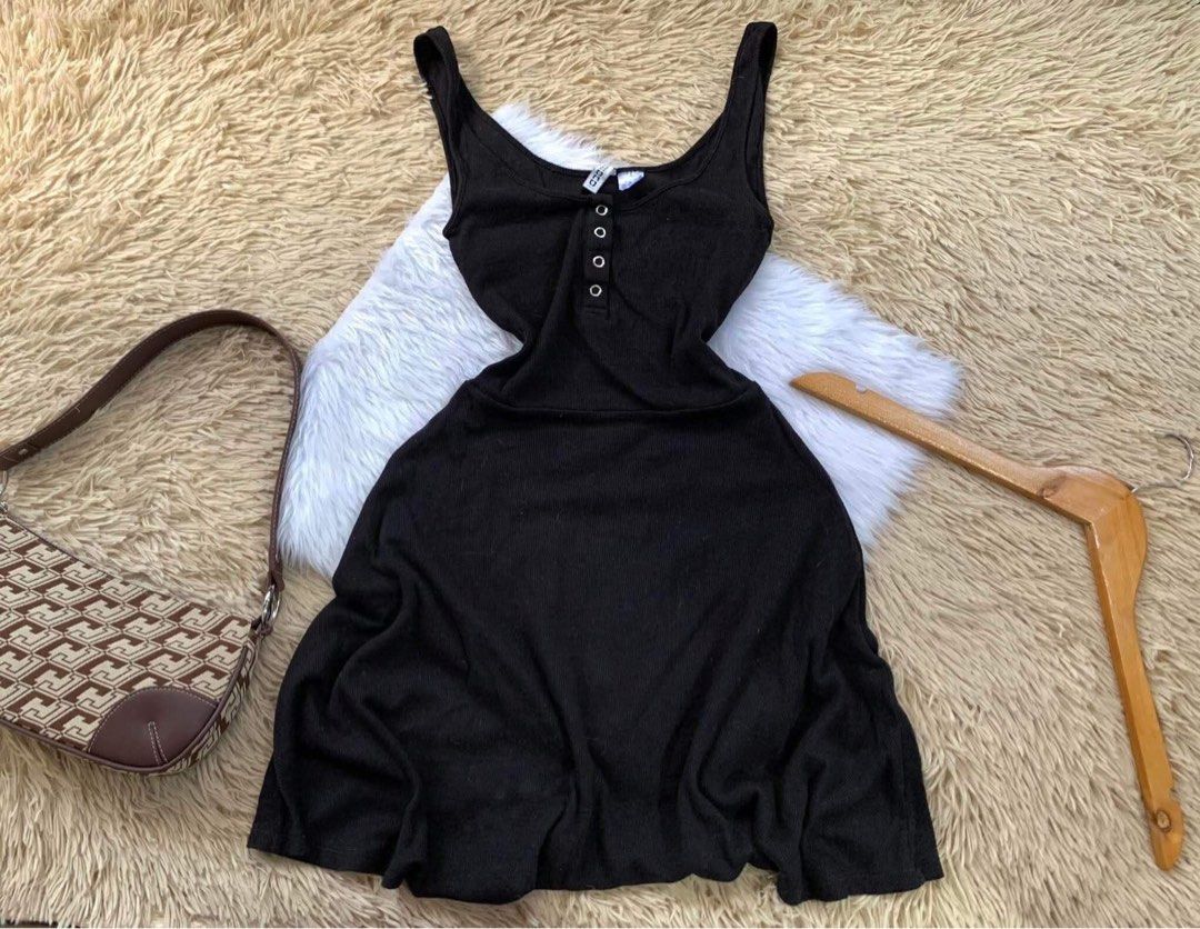 Black H&M Divided Flowy Dress (Category: Dresses) located in Manila. Submitted by steff_33 (Listing ID 1347261347, Image 1). Description: -> H&M brand -> Sixe xs-s MOP: Gcash (payment first) MOD: Lalamove/Grab/J&T 📍 Manila City message me for inquiries.