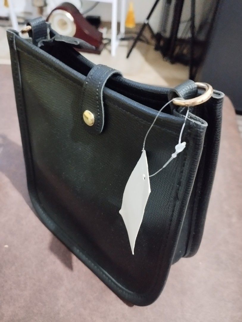 Black leather bag for women (Category: Shoulder Bags) located in Mandaluyong City. Submitted by mona031 (Listing ID 1347185522, Image 1). Description: sling /body bag for women black leather.