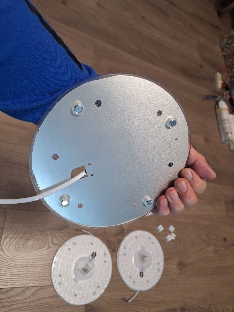 Ceiling light (Category: Interior Styling & Trim) located in Singapore. Submitted by kimyongtan (Listing ID 1347093435, Image 3). Description: brand new. $6 per piece. take all 4, for $20. punggol area.