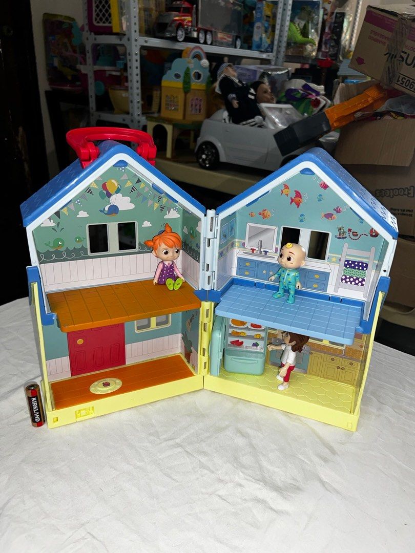 Cocomelon JJ house deluxe (Category: Kids Toys) located in San Fernando. Submitted by mgpy08 (Listing ID 1347170385, Image 1). Description: With 3 figures and 1 ref All with markings .