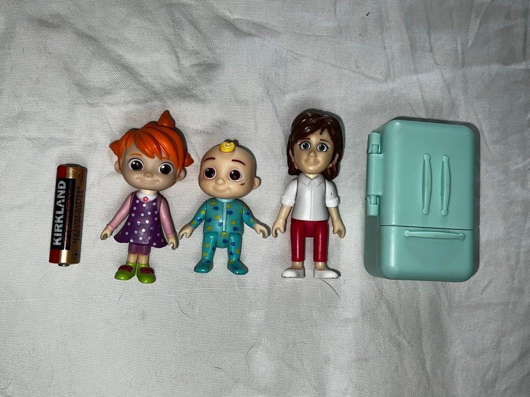 Cocomelon JJ house deluxe (Category: Kids Toys) located in San Fernando. Submitted by mgpy08 (Listing ID 1347170385, Image 2). Description: With 3 figures and 1 ref All with markings .