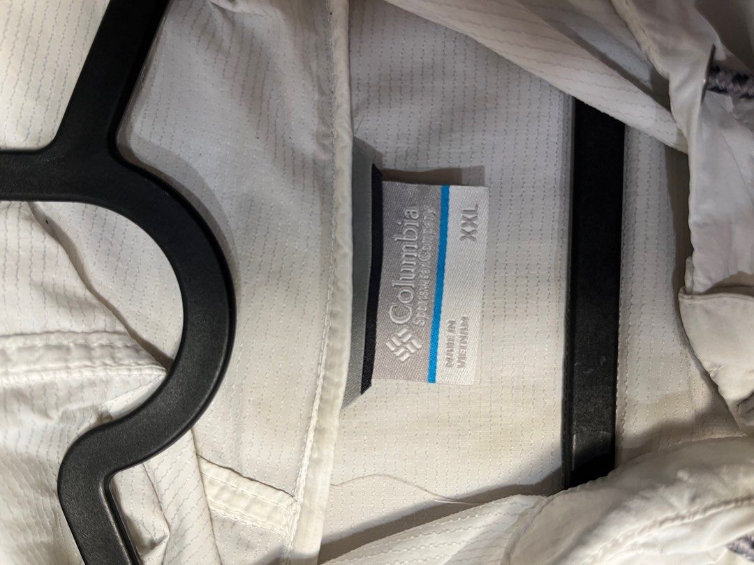 Columbia Windbreaker (Category: Coats, Jackets and Outerwear) located in Manila. Submitted by rendeclutters (Listing ID 1347136280, Image 2). Description: RFS: Decluttering Bought from Los Angeles California, USA 💗.