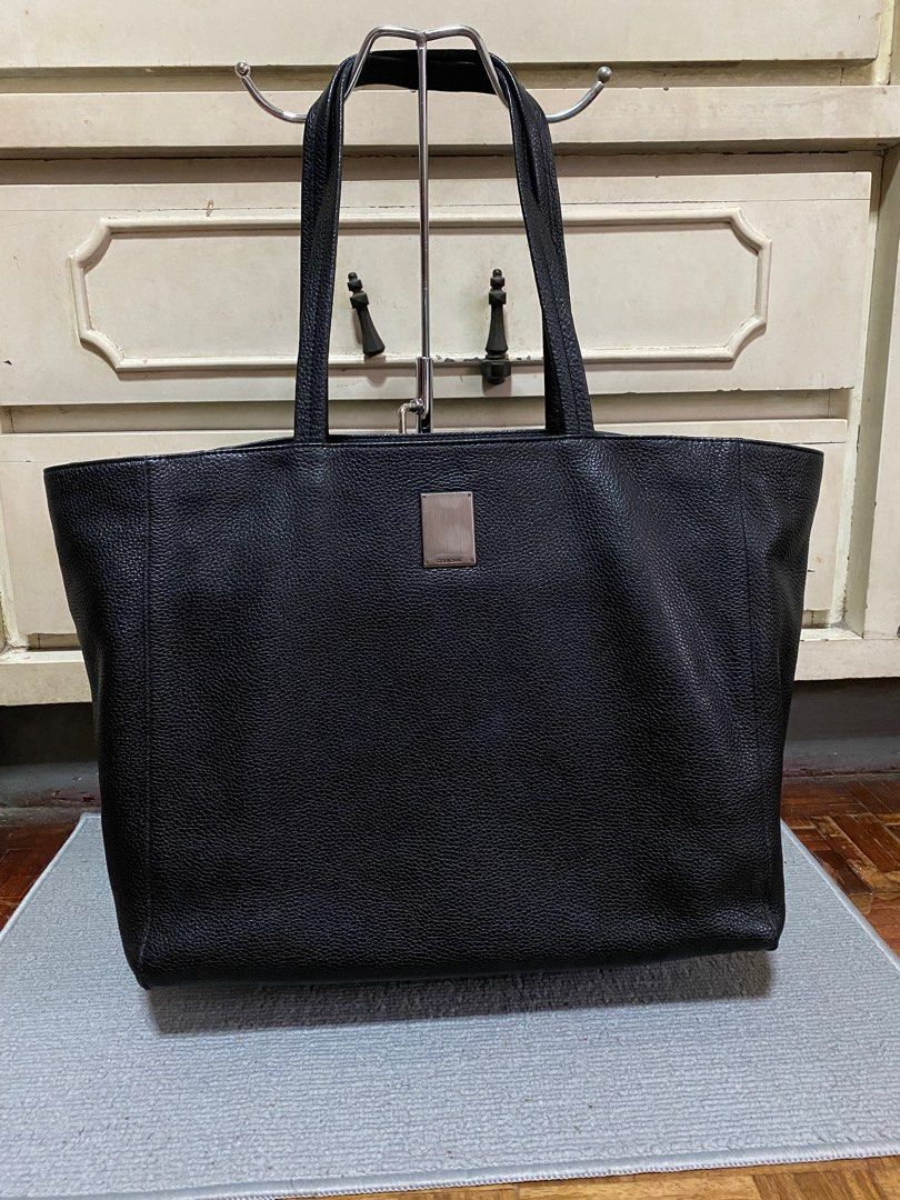 Couronne Large Tote Bag (Category: Luxury Bags & Wallets) located in Davao. Submitted by ellie.ville (Listing ID 1347105223, Image 1). Description: - No flaws, normal signs of use sa plate it’s not perfect pero still very presentable to use.