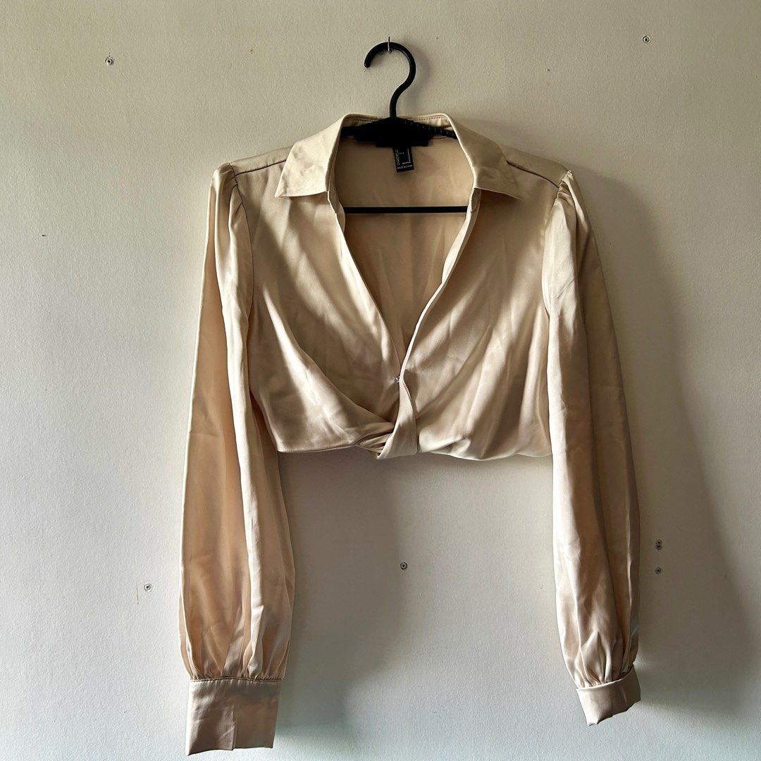 Crop top (Category: Longsleeves) located in Angeles City. Submitted by sum49 (Listing ID 1347099400, Image 1). Description: Ang ganda po nito. D lang bagay sakin. Dko din nagamit.🥹 Orig price: 1,499 Size:small Material: silk Color: beige.