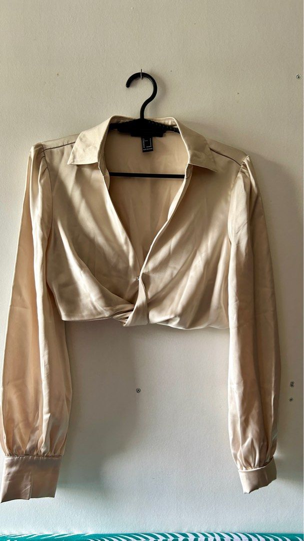 Crop top (Category: Longsleeves) located in Angeles City. Submitted by sum49 (Listing ID 1347099400, Image 2). Description: Ang ganda po nito. D lang bagay sakin. Dko din nagamit.🥹 Orig price: 1,499 Size:small Material: silk Color: beige.