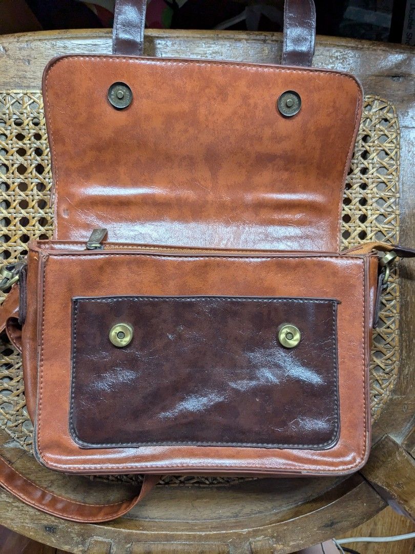 Ecosusi Leather Bow Messenger Bag (Category: Cross-body Bags) located in Quezon City. Submitted by chocobutterpie (Listing ID 1347167891, Image 2). Description: Condition: -Well-loved item. There are signs of wear on the edges as shown in photos. Description from Ecosusi -Exquisite bow decoration; -Antique gold-tone hardware; -Multiple storage compartments The Women's Faux Leather Bow Messenger Bags is both elegant and functional. The vintage sil