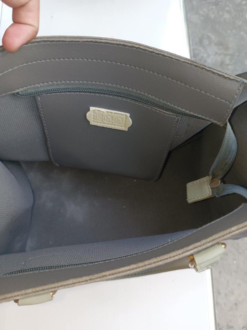 Egg gray bag (Category: Shoulder Bags) located in Valenzuela. Submitted by ayuchiii (Listing ID 1347168651, Image 3). Description: used and stored.