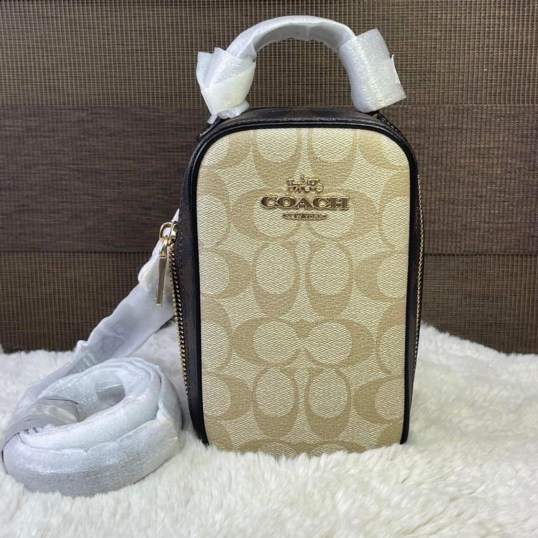 Eva Phone Crossbody (Category: Luxury Bags & Wallets) located in Manila. Submitted by lovieauthenticmerchandise (Listing ID 1347090473, Image 1). Description: .