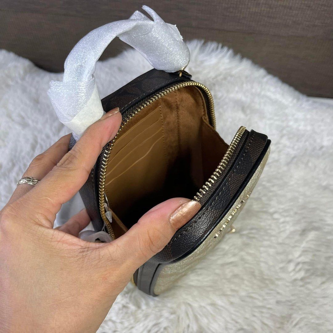 Eva Phone Crossbody (Category: Luxury Bags & Wallets) located in Manila. Submitted by lovieauthenticmerchandise (Listing ID 1347090473, Image 2). Description: .