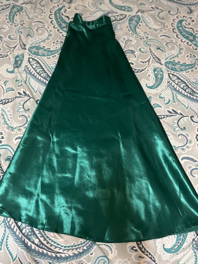 Flowy Green long skirt (Category: Evening dresses & gowns) located in Dasmarinas. Submitted by arjay0180 (Listing ID 1347201951, Image 1). Description: bought it 2k Use it ones pwde sa Large or even XL size.