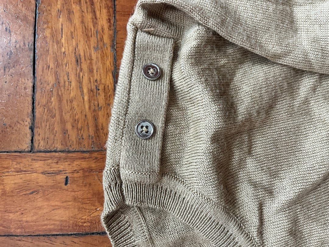 G2000 Knitted Long Sleeve Sweater (Category: Longsleeves) located in Makati City. Submitted by bgc27 (Listing ID 1347106028, Image 3). Description: Soft knitted material. In good condition. .
