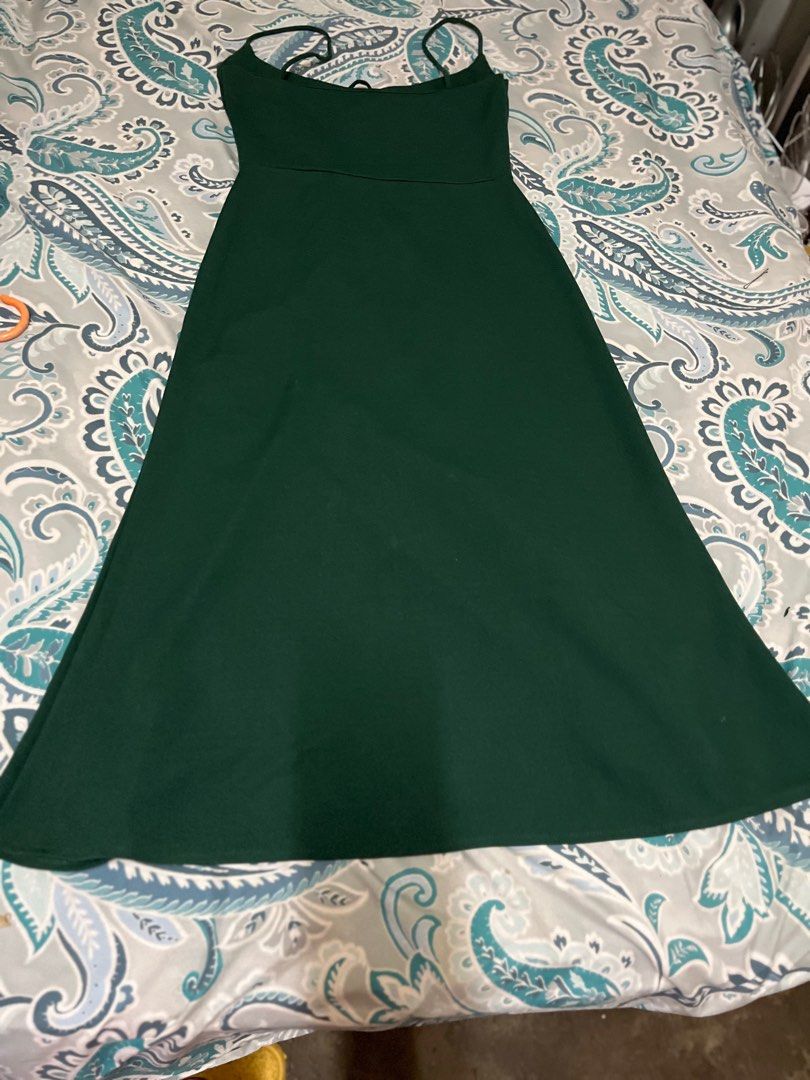 Green Evening Gown with slit (Category: Evening dresses & gowns) located in Dasmarinas. Submitted by arjay0180 (Listing ID 1347199894, Image 2). Description: use it ones s wedding .