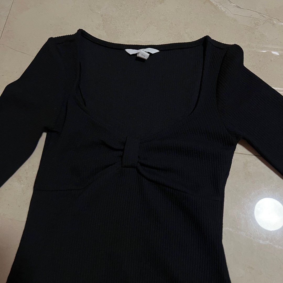 H&M Bodysuit (Category: Others Tops) located in Valenzuela. Submitted by hachu99 (Listing ID 1347228496, Image 1). Description: H&M Bodysuit - Used once only - In great condition - No flaws.