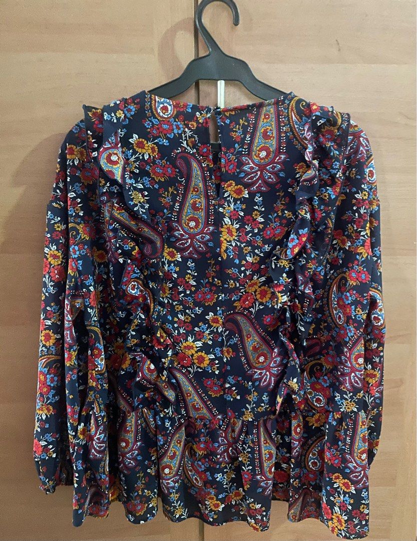 H&M Floral, Ruffled Long Sleeve Blouse (Category: Longsleeves) located in Las Pinas. Submitted by marybela (Listing ID 1347225149, Image 2). Description: .