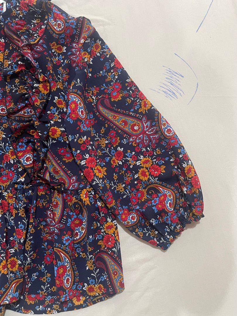 H&M Floral, Ruffled Long Sleeve Blouse (Category: Longsleeves) located in Las Pinas. Submitted by marybela (Listing ID 1347225149, Image 3). Description: .
