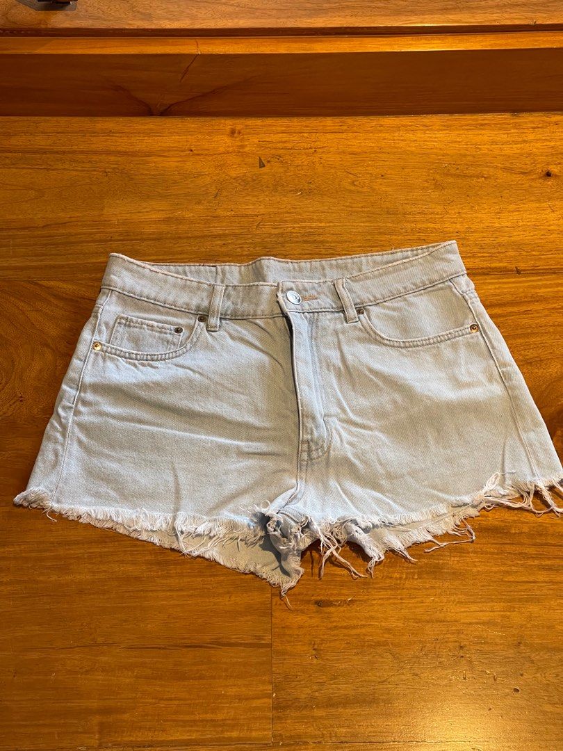 H&M Lightwashed Denim Shorts Size US 10 (Category: Shorts) located in Quezon City. Submitted by _byktin (Listing ID 1347138522, Image 1). Description: H&M Lightwashed Denim Shorts Used twice Frilled hem details at the bottom of the shorts Size US 10 EUR 40 .