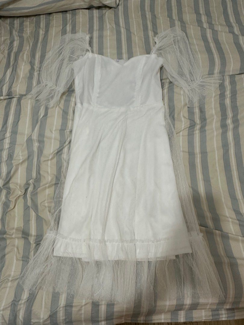Karimadon White Dress (Category: Evening dresses & gowns) located in Imus. Submitted by mlsuarez (Listing ID 1347208309, Image 1). Description: Used once. Size: Large Loc: Imus Lalamove ready.