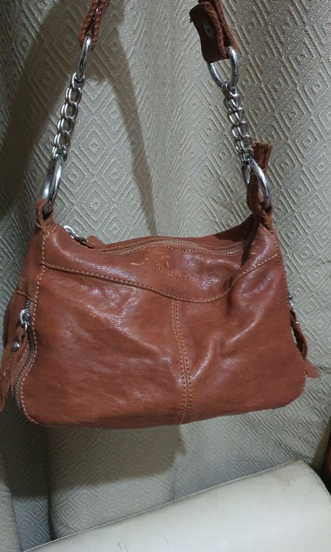 Leather kili bag (Category: Shoulder Bags) located in Paranaque City. Submitted by jhingpreloveditems (Listing ID 1345483219, Image 3). Description: No flaws Gagamitin nalang Leather smooth Slightly nego.
