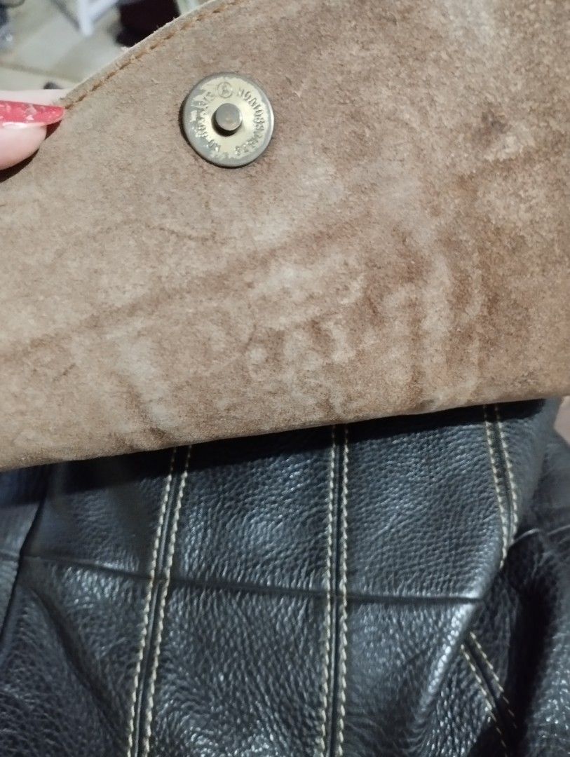 Levis vintage brown leather body bag (Category: Luxury Bags & Wallets) located in Mandaluyong City. Submitted by mona031 (Listing ID 1347186312, Image 3). Description: vintage rare design of Levis color brown leather all zipper are good and body.