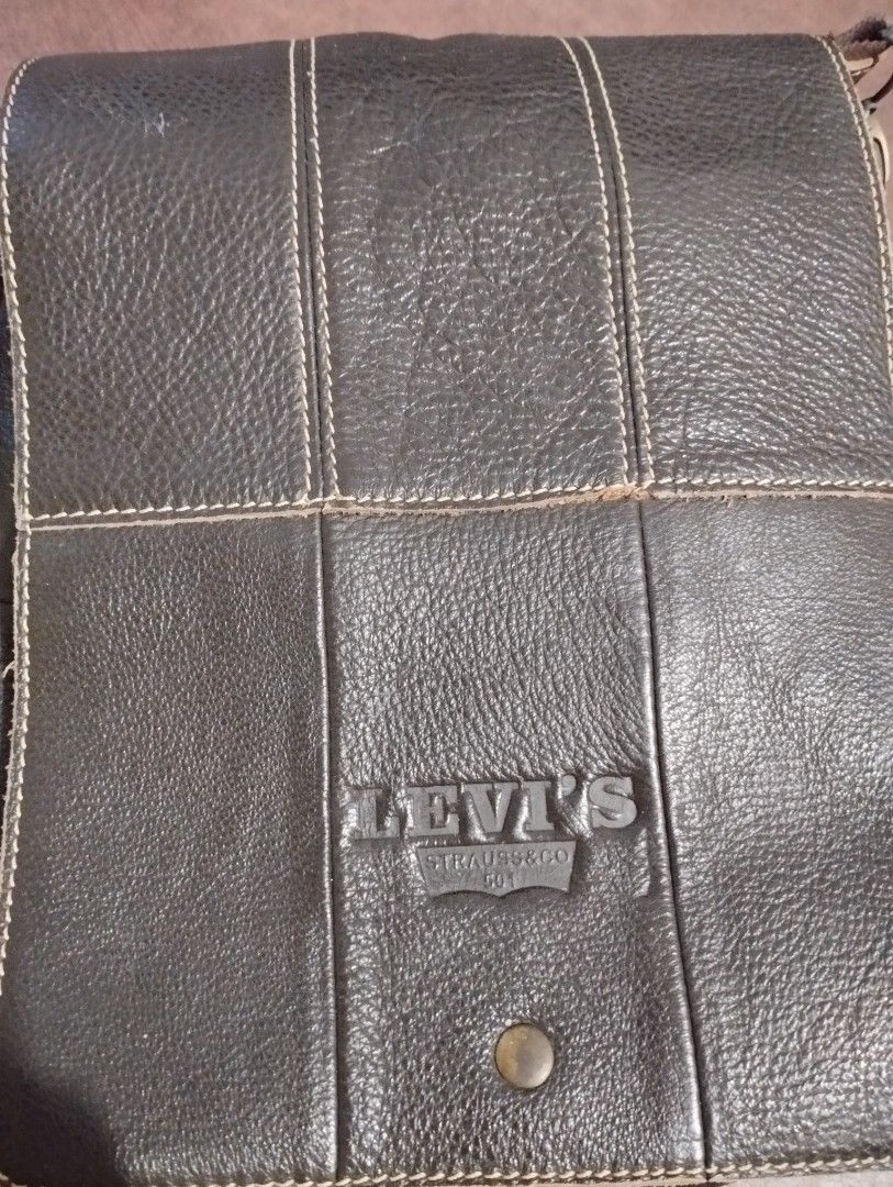 Levis vintage brown leather body bag (Category: Luxury Bags & Wallets) located in Mandaluyong City. Submitted by mona031 (Listing ID 1347186312, Image 2). Description: vintage rare design of Levis color brown leather all zipper are good and body.