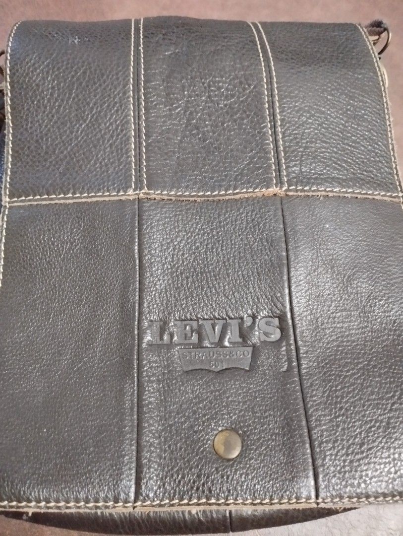 Levis vintage brown leather body bag (Category: Luxury Bags & Wallets) located in Mandaluyong City. Submitted by mona031 (Listing ID 1347186312, Image 1). Description: vintage rare design of Levis color brown leather all zipper are good and body.