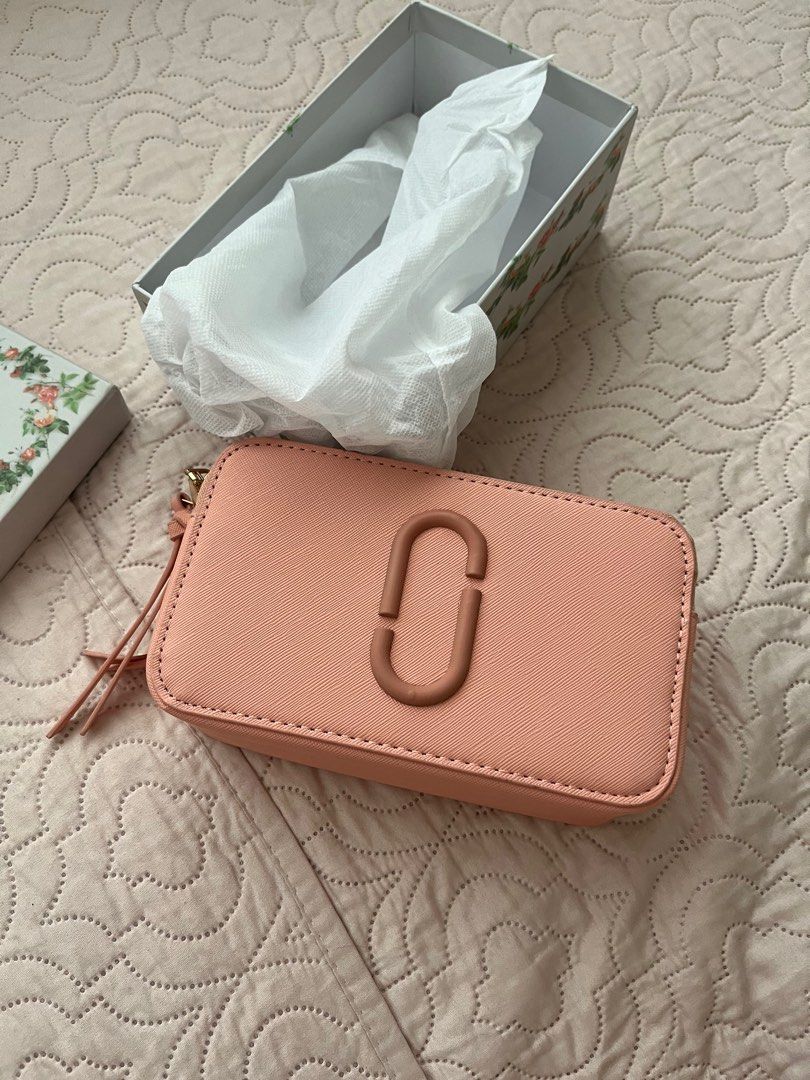 ☘️Marc Jacobs Snapshot Bag (Category: Shoulder Bags) located in Cavite. Submitted by _cc25 (Listing ID 1347151946, Image 1). Description: All pictures are unfiltered so you can see the real color and quality. ⭐️ ✅ box and dustbag Issue: Minimal flaw sa rubber lining super small lang Still negotiable. PM me! Rfs: Pinapabenta ng owner. .