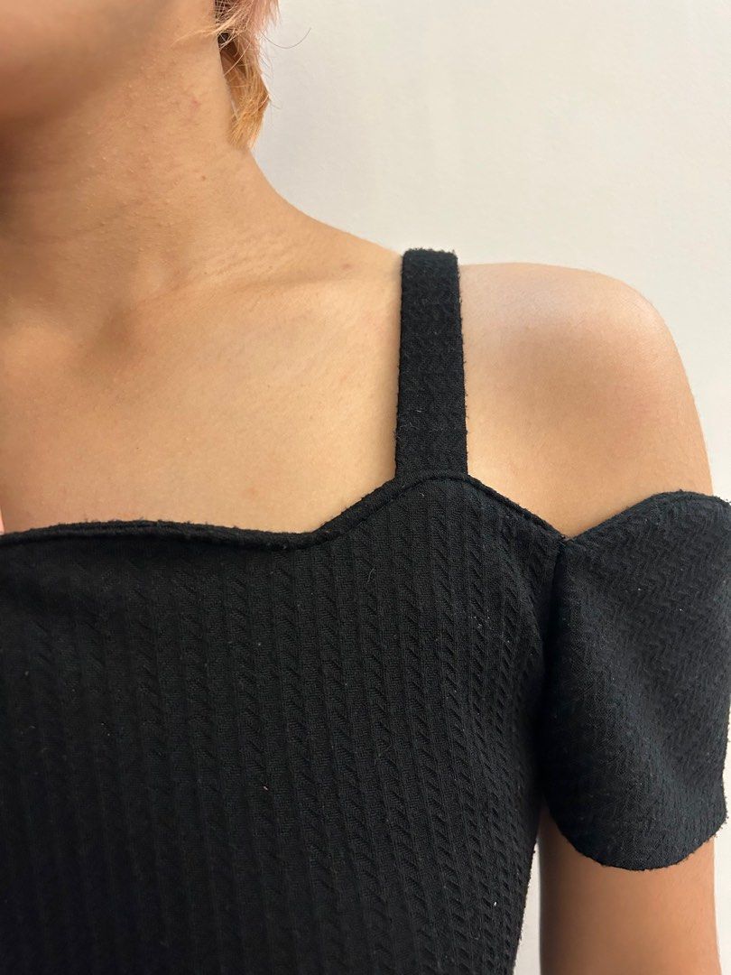 Preloved little black dress (Category: Dresses) located in Manila. Submitted by celinalapitan (Listing ID 1347081401, Image 3). Description: Preloved little black dress Material: Knit fabric with mix polyester and cotton Color: Black Free size (best fits small to medium) Bought from Divi ₱800 prepandemic.