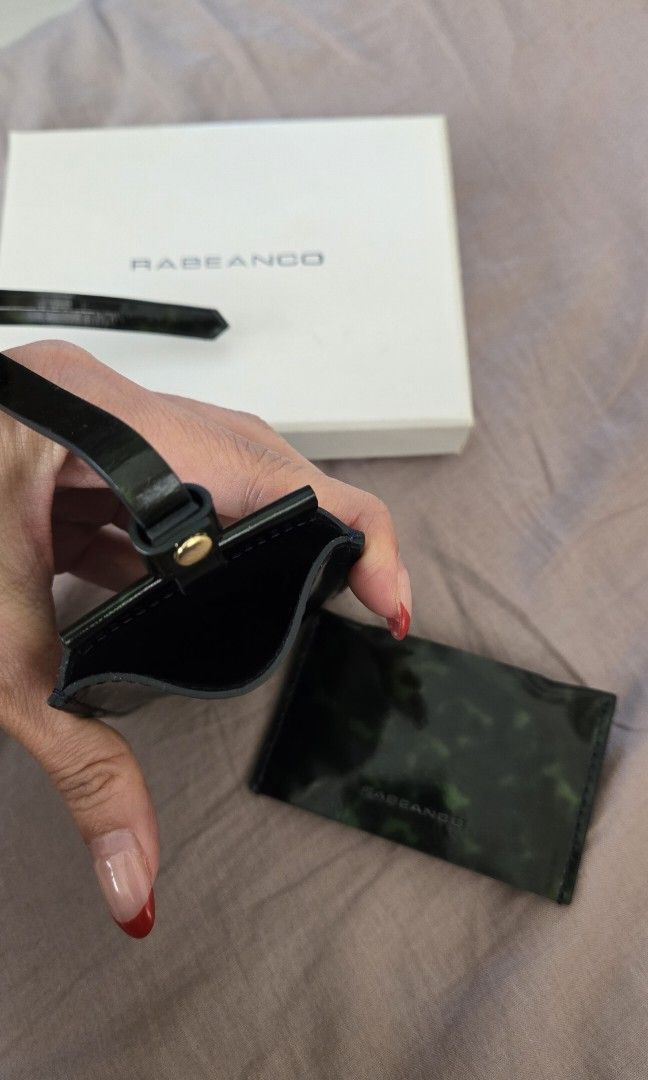 rabeanco （分類：銀包、卡片套）位於 Hong Kong。 由 kobyko32090924 提交（商品編號 1347113048，圖片 3）。簡介： 全新真皮 有擺放痕跡。