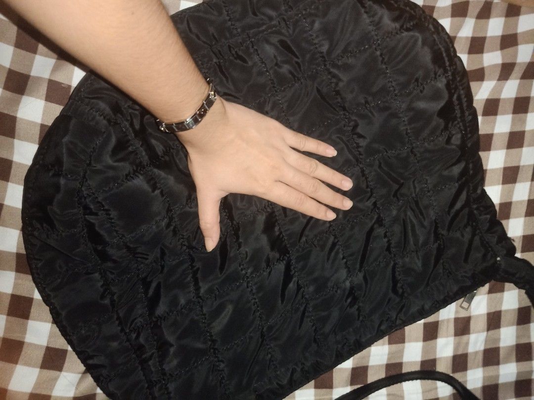 Black puffy cloud bag (Category: Shoulder Bags) located in Manila. Submitted by kyleb29 (Listing ID 1347114997, Image 3). Description: There is no noticeable damage and the condition is good. It has been used a few times, but I believe there are no noticeable stains, but I have listed it as with "stains" just in case. Please take a good look before purchasing. Thank you!.