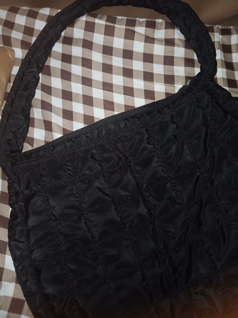 Black puffy cloud bag (Category: Shoulder Bags) located in Manila. Submitted by kyleb29 (Listing ID 1347114997, Image 2). Description: There is no noticeable damage and the condition is good. It has been used a few times, but I believe there are no noticeable stains, but I have listed it as with "stains" just in case. Please take a good look before purchasing. Thank you!.