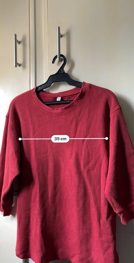 Uniqlo Sweater top (Category: Others Tops) located in Muntinlupa City. Submitted by firstborns (Listing ID 1347116634, Image 3). Description: 3/4 waffle sweater top Color : dark red (almost maroon).