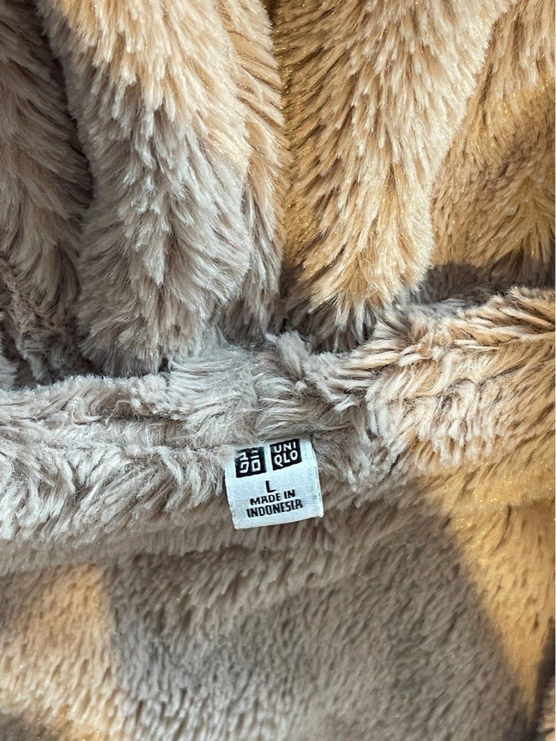 Uniqlo Thick Gray Fuzzy Jacket Size L (Category: Coats, Jackets and Outerwear) located in Quezon City. Submitted by _byktin (Listing ID 1347146586, Image 2). Description: Uniqlo Thick Gray Fuzzy Jacket Size L Fuzzy brown texture inside.
