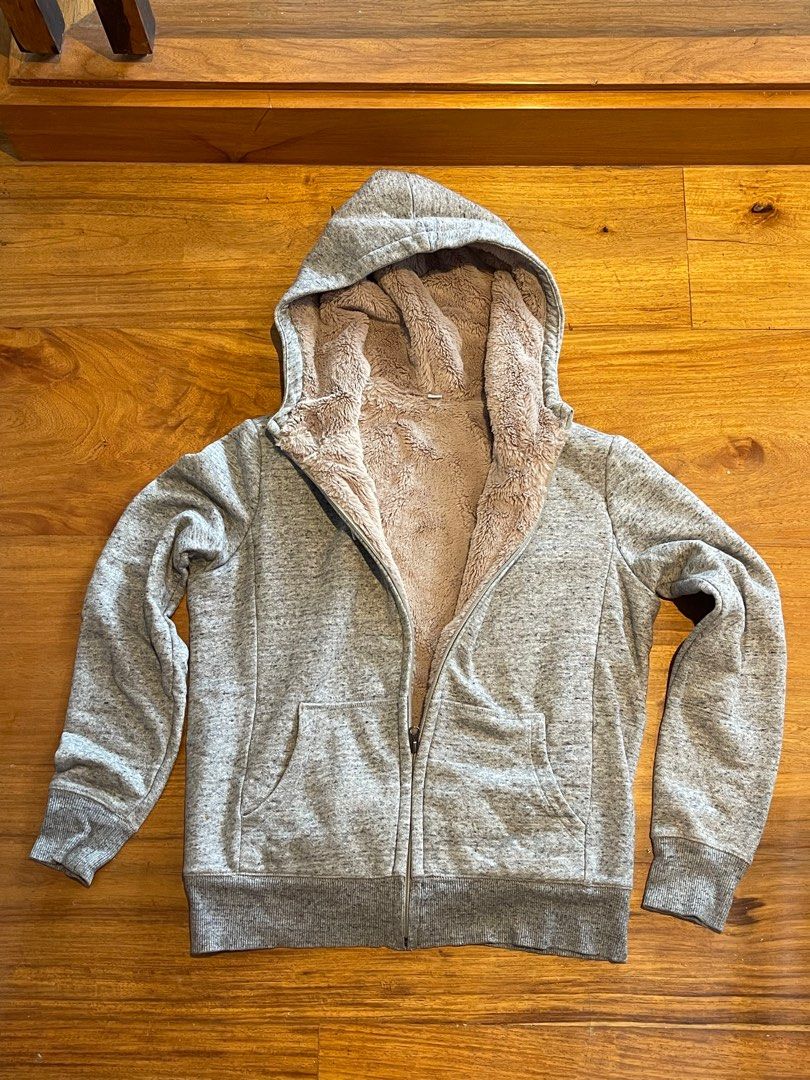 Uniqlo Thick Gray Fuzzy Jacket Size L (Category: Coats, Jackets and Outerwear) located in Quezon City. Submitted by _byktin (Listing ID 1347146586, Image 1). Description: Uniqlo Thick Gray Fuzzy Jacket Size L Fuzzy brown texture inside.