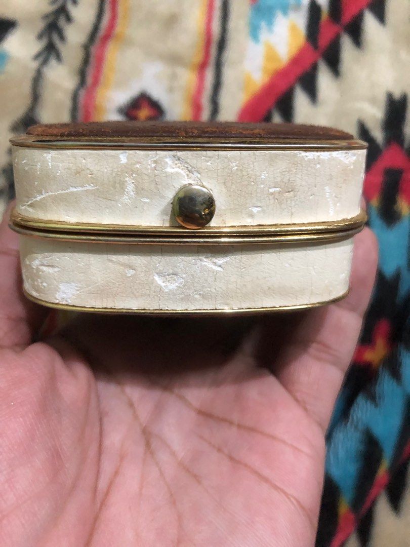 Very old jewelry case box (Category: Accessory Holder, Box & Organizers) located in Quezon City. Submitted by markgolveo (Listing ID 1347184362, Image 2). Description: Very old jewelry case box.