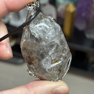 巴西閃靈鑽吊墜繞線皮繩頸鏈~有助於開發頂輪,能增強感應水晶的能力、用於打坐時,更容易進入冥想狀態,有助於增加心電感應,靈視力和直覺力。64208762081153110