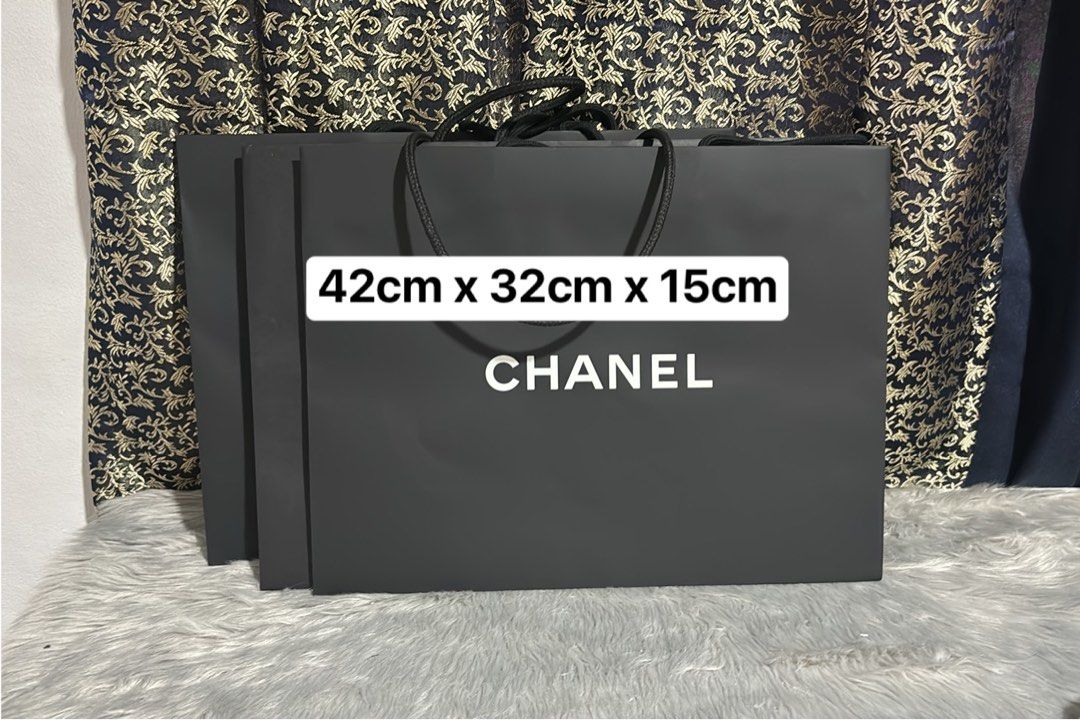 ✅ Authentic Chanel Large Paperbag (Category: Luxury Bags & Wallets) located in Quezon City. Submitted by box.luxebycheng (Listing ID 1347400421, Image 1). Description: 900 each.