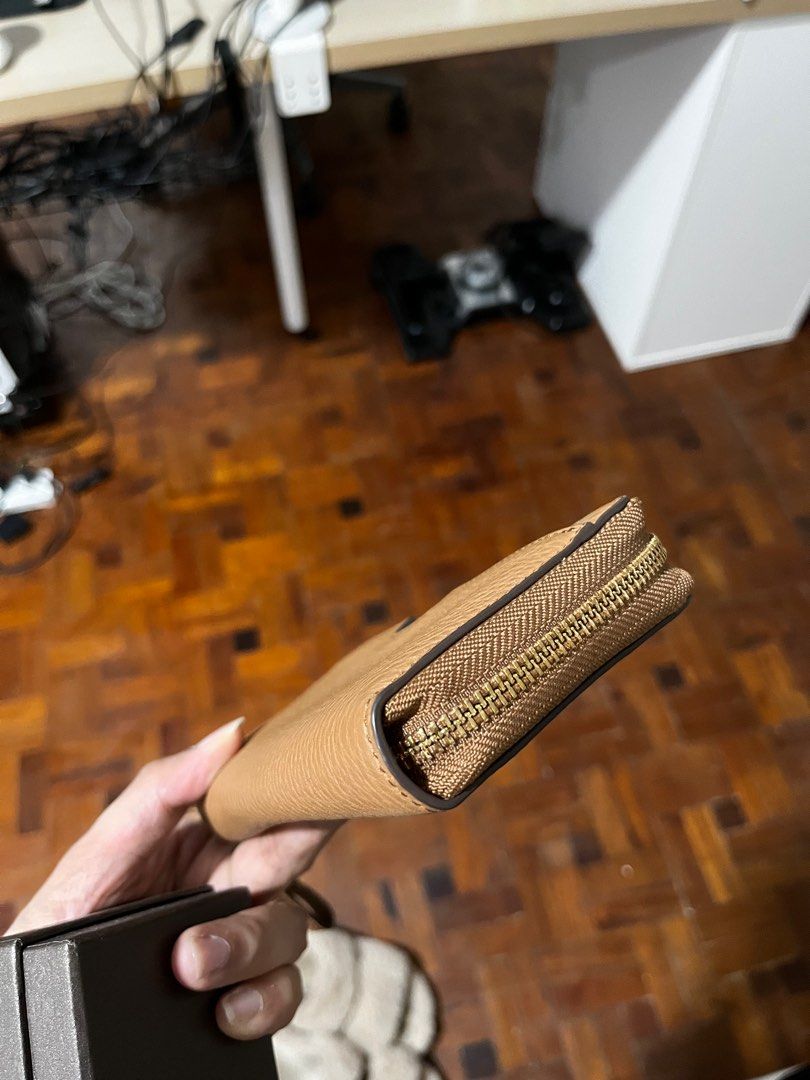 authentic tory burch brown (Category: Wallets & Card holders) located in Angeles City. Submitted by vvsdeclutter (Listing ID 1347402647, Image 3). Description: used for few days only authentic! from japan.